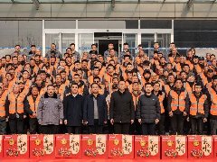 情系農(nóng)民工 蛇年送祝?！A兆控股為優(yōu)秀農(nóng)民工發(fā)放春節(jié)禮品